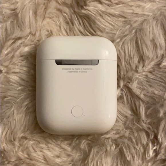 AirPods (1st generation) - Picture 2 of 6